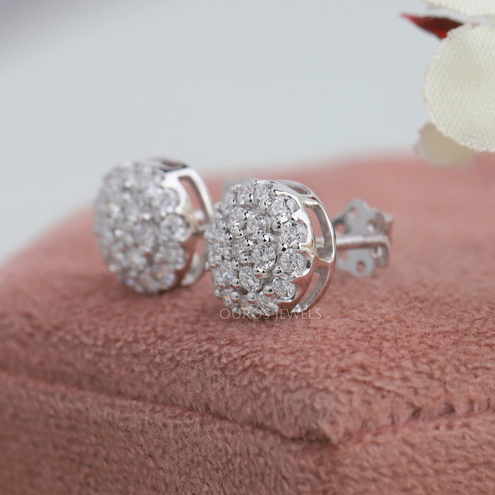 Pavé-Ohrstecker mit runden Diamanten im Halo-Stil