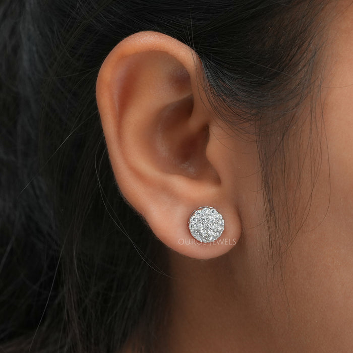 Pavé-Ohrstecker mit runden Diamanten im Halo-Stil