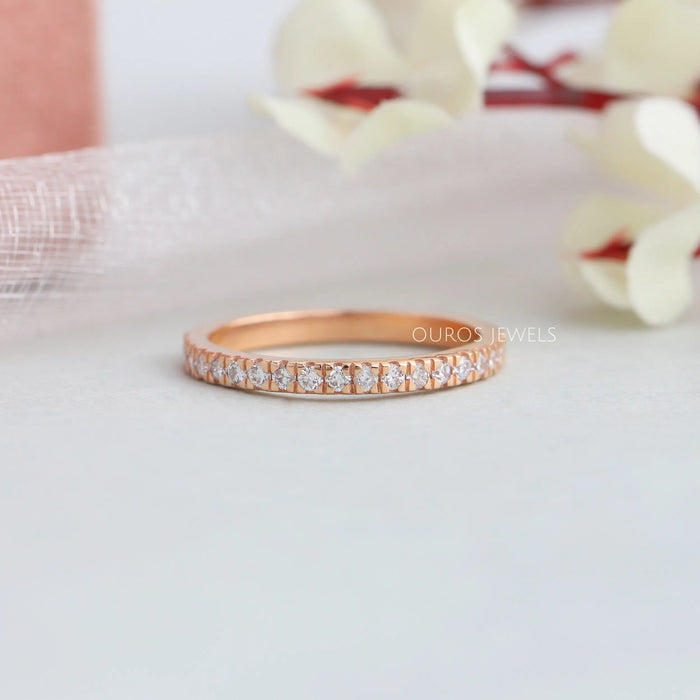 Stapelbarer Halb-Eternity-Ehering aus Roségold im Rundschliff