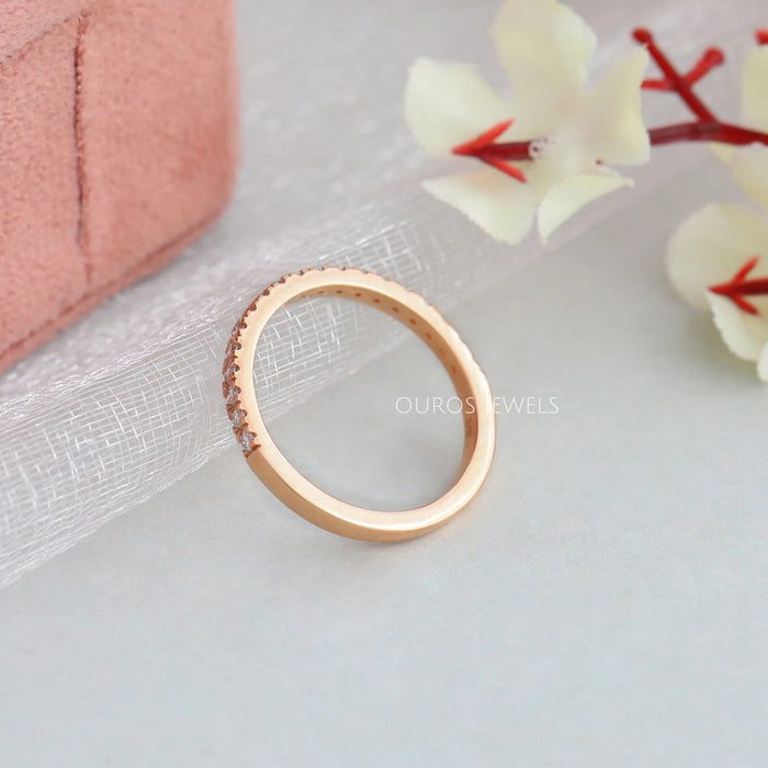 Stapelbarer Halb-Eternity-Ehering aus Roségold im Rundschliff
