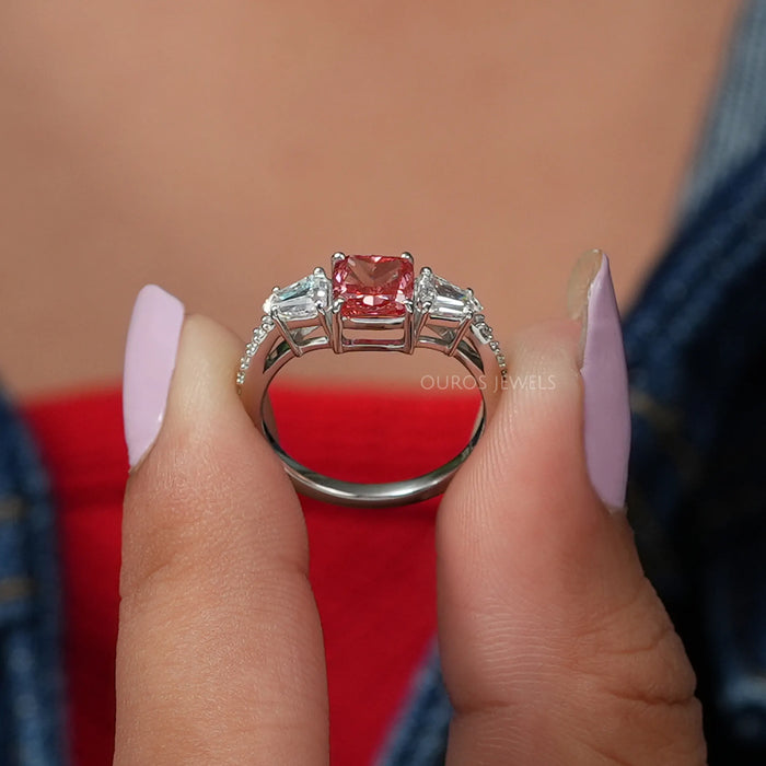 Verlobungsring mit rosa Diamanten im Kissen-Akzent