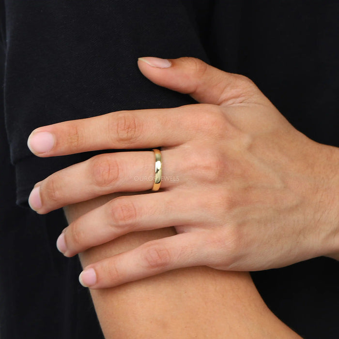 Attractive 10k yellow gold plain band 